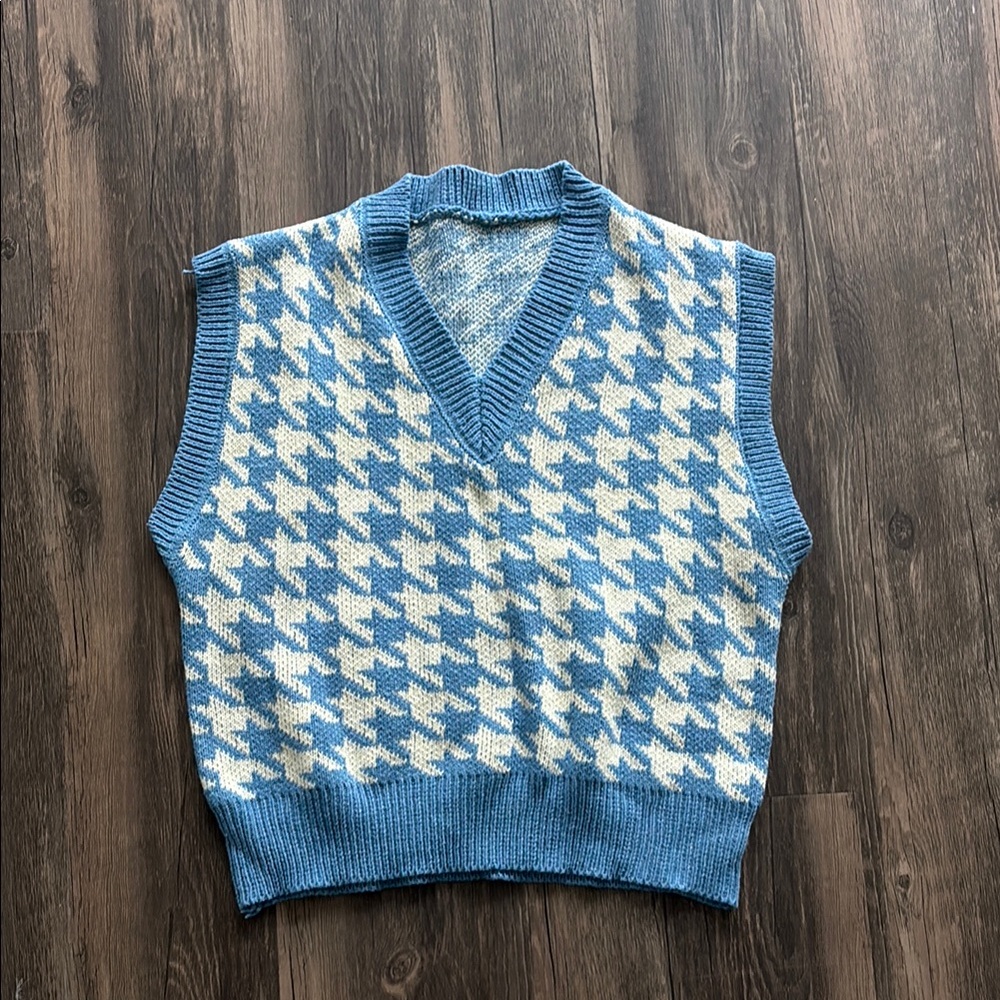 SHEIN Blue and Cream Houndstooth V-Neck Sweater Vest